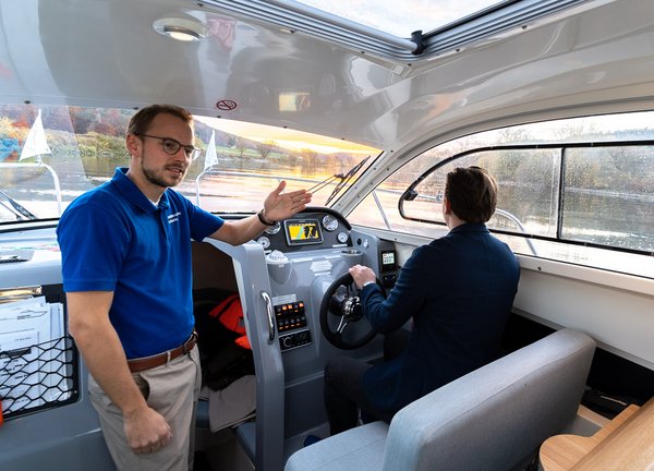 Skipper mit Schüler am Boot